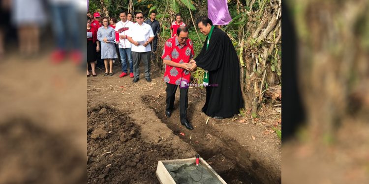 Bupati Minahasa Letakkan Batu Pertama Pembangunan Pastori 2 GMIM Moria Sasaran