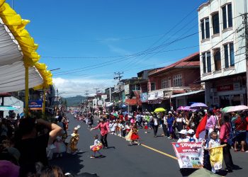 Pawai Bocah, Ada Polisi, Pilot, Putri Bunga Dan Kabasaran