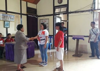 Rayakan HUT RI Ke-74, KPDP Solagratia Girian Weru Sambangi Panti Dorkas