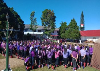 HUT RI Ke-74, Ratusan Mahasiswa Baru Teologi UKIT Ikut Upacara