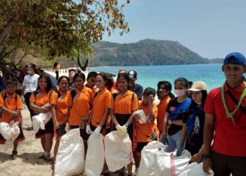 World Clean Up Day, Warga Minut Pungut Sampah Di Pantai Pall