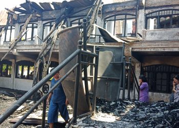 Jemaat Solagratia Kayuwatu Bersihkan Gedung Gereja Sambil Menangis