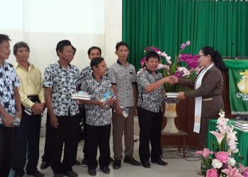 20 Kostor di GMIM Kapoloan Paemanan Waleo Dapat Kacamata dan Alkitab