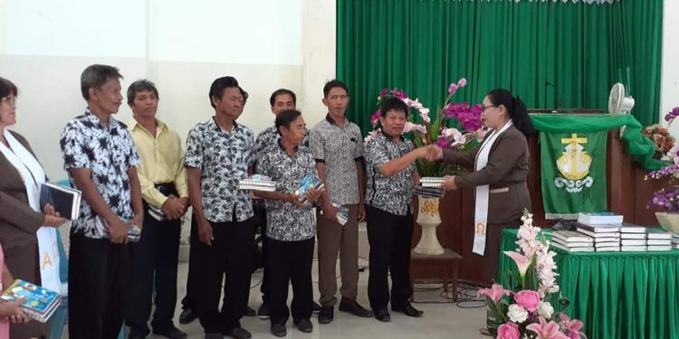 20 Kostor di GMIM Kapoloan Paemanan Waleo Dapat Kacamata dan Alkitab