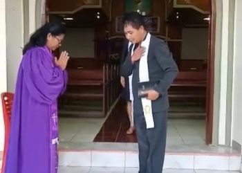 Cegah Covid-19, Bersalaman Tanpa Jabat Tangan Dipraktekkan Di Gereja. Tangel : Bukan Berarti Baku Marah, Tapi Untuk Pencegahan!