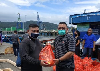 Salurkan Paket Sembako Dan Uang Tunai, Jemaat Imanuel Maumbi Bantu Jemaat Eben Haezer Posokan Lembeh