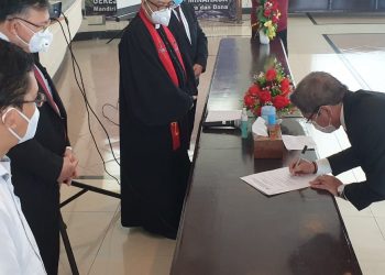 Dilantik Jadi Plt. Rektor UKIT, Rumengan Gantikan Sompie