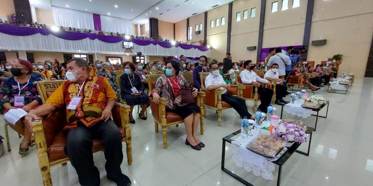 Olly Buka Kegiatan Pemilihan Pengurus Kelompok Pelayanan Lansia Sinode GMIM