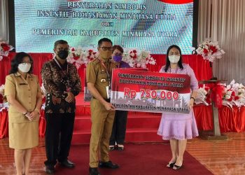 Bupati MINUT Serahkan Insentif Kerohaniawan di SMS ke 81