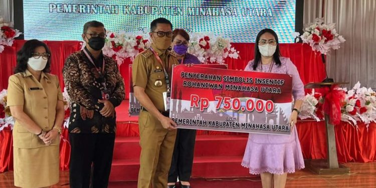 Bupati MINUT Serahkan Insentif Kerohaniawan di SMS ke 81