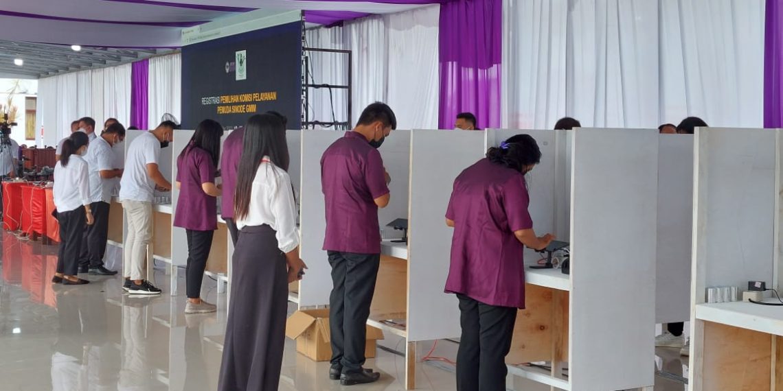 Pemuda Pakai E-Voting Di Pemilihan KPPS GMIM