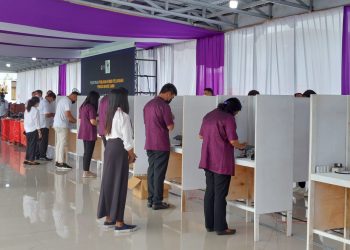 Pemuda Pakai E-Voting Di Pemilihan KPPS GMIM