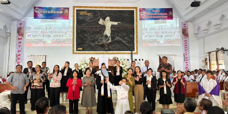 Tim Misio GMIM Gelar Ibadah KPI dan Salurkan Sejumlah Bantuan Di Pulau Lembe